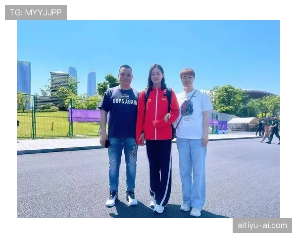 李冰洁泳池里冷到让人起鸡皮疙瘩，私服背包却像隔壁有钱小姐